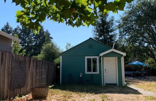 Ukiah Cottage | * New! Well Appointed 2 Queen Beds Cottage + Yard