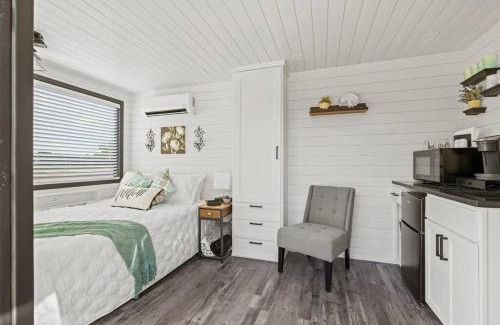 Fredericksburg House | New Wilderness Hideout-Cozy Container Home