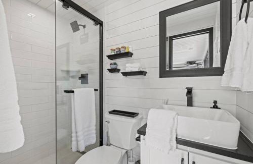 Fredericksburg House | New Wilderness Hideout-Cozy Container Home
