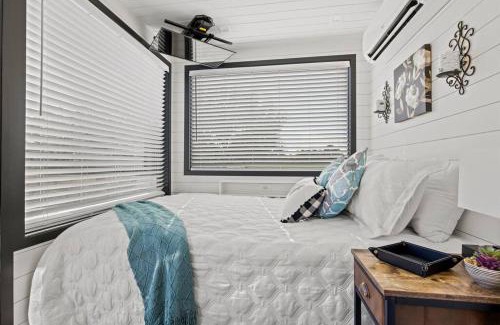Fredericksburg House | New Wilderness Hideout-Cozy Container Home