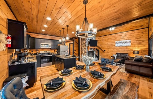 Pigeon Forge Cabin | New! Woodridge Lodge! 3 min to PF Pkwy! Pool,Pool Table,Hot Tub,Shuffboard,Poker