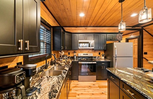 Pigeon Forge Cabin | New! Woodridge Lodge! 3 min to PF Pkwy! Pool,Pool Table,Hot Tub,Shuffboard,Poker