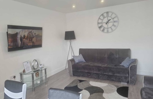 Waddon Apartment | New x2 bedroom apartment * free parking & Wi-Fi*