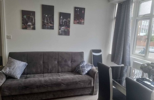 Waddon Apartment | New x2 bedroom apartment * free parking & Wi-Fi*