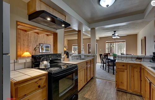 South Lake Tahoe House | NEW YEARS/January Break - 3 Bdrm Townhouse @ CA base of Heavenly Ski Resort