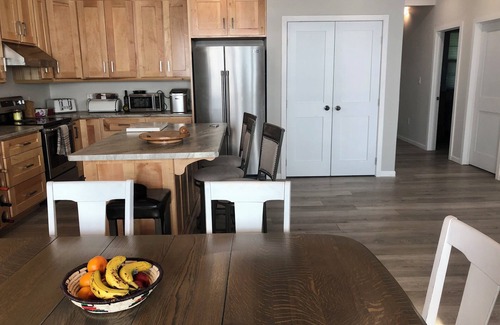 Kingsville House | Newest Pelee Island Lakehouse - your beach holiday now with wifi.