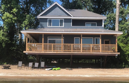 Kingsville House | Newest Pelee Island Lakehouse - your beach holiday now with wifi.