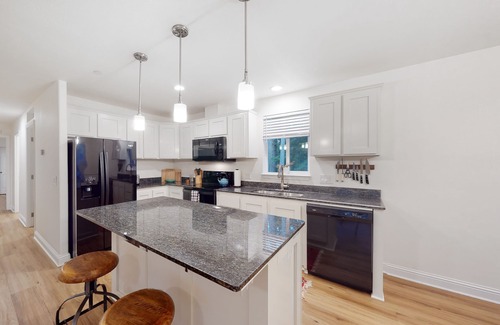 Freestone House | Newly built home on 9 acres with deck & aviary - close to town & great wineries