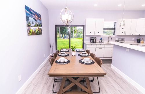 Jupiter House | Newly Built in 2023! 2 hole Putt-Putt, Fire-Pit, Huge Fenced Backyard, Lake View