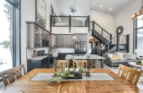 Deadwood Cabin | Newly Built Modern Cabin w/7 Person Hot tub, Games, TVs & Clubhouse w/Pool