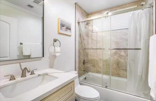 Mid Central House | Newly Built Pasadena Retreat Parking Great Location
