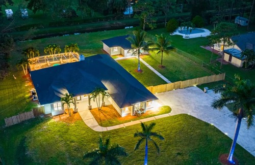 Hunt Club Villa | Newly Designed Renovated Luxe 8 BR Heated Pool