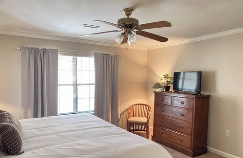 Hattiesburg House | Newly listed! Stylish Townhome w/ King Bed! 3bd/2ba - Central Location!