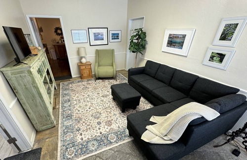 St. Anthony Apartment | Newly redecorated, vintage 2-bedroom apartment with WiFi in Saint Anthony