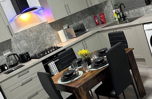 Oldham House | Newly Refurbished 2Bed In Oldham