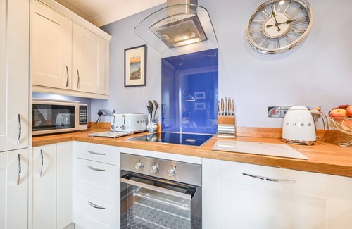 Torquay Apartment | Newly refurbished apartment with romantic tower bedroom close to all amenities.