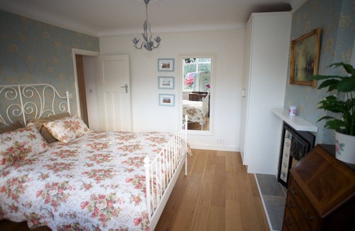 Welsh Harp Apartment | Newly Refurbished Beautiful Spacious Garden Apartment Near Wembley