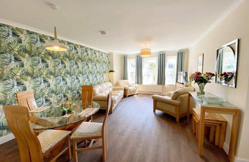 Torquay City Centre Apartment | Newly refurbished Spacious one bed pet friendly apartment with terrace