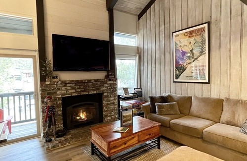 Mammoth Lakes House | NEWLY REMODELED - 3 bed/3bath Sleeps 10 Chamonix - Walk to Canyon Lodge