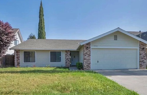 Modesto House | Newly Remodeled 4 bedroom Home 10 minutes away from local hospitals and shopping