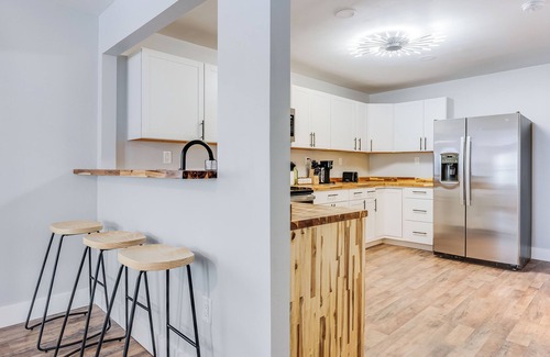 Savannah House | NEWLY Remodeled and Furnished 3 Bedroom Bungalow in Quiet Savannah Gardens