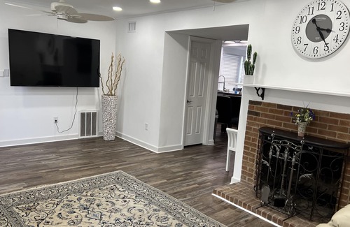 Sharon Woods House | Newly remodeled house. 3 minutes to shopping center. Pets friendly.