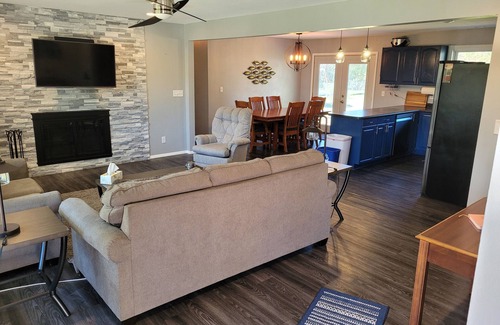 Rothschild House | Newly Remodeled In The heart Of The Suburbs