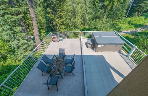 Silver Star Mountain House | Newly renovated stand-alone home - Hot Tub, Ski Storage & Steps to the Village