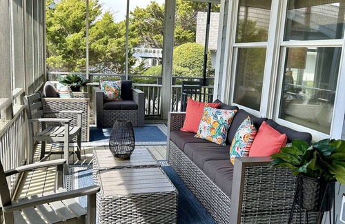 Flora's Bluff House | NEWLY RENOVATED! Welcome to Surf's Up! OCEANFRONT, Sleeps 10.