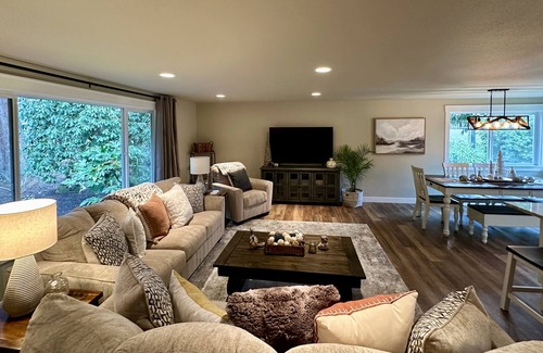 Edgewood House | Newly Renovated 4 Bedroom, Quiet Country Home on 5 Acres in Edgewood, Sleeps 8