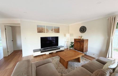 Kuraby House | Newly Renovated 4BR Home Near Transport & Shopping Center