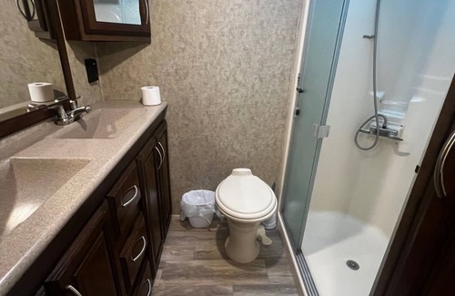 Rainier House | Newly Renovated 5th wheel available now!