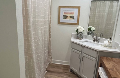Oxford Condo | Newly renovated and with walking trail to campus & square!