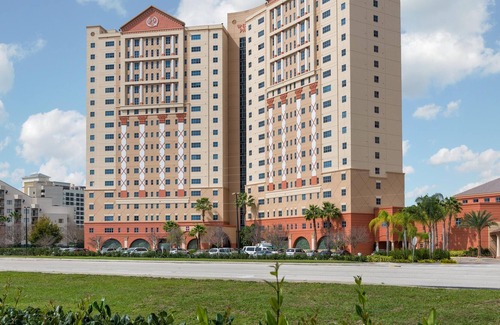 Florida Center Villa | Newly Renovated Family-Friendly 2BR Villa - Wifi, Pool - 3 Minutes to Universal!