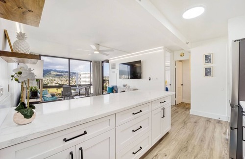 Waikiki Condo | Newly renovated, Free Parking, One block to Waikiki Beach