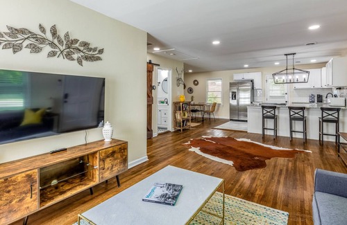 Memphis House | Newly renovated home near U of M & Botanic Gardens