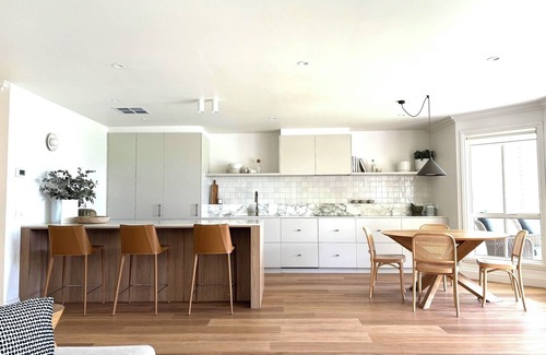 Mornington House | Newly Renovated House- walk to Fisherman's Beach and vibrant Main Street