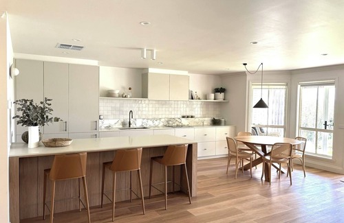 Mornington House | Newly Renovated House- walk to Fisherman's Beach and vibrant Main Street