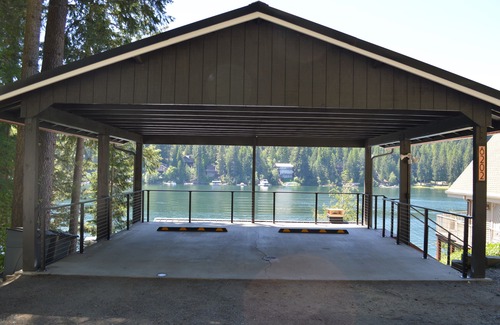 Coeur d'Alene House | Newly renovated Lakehouse on Rockford Bay, private beach, walk to Shooters