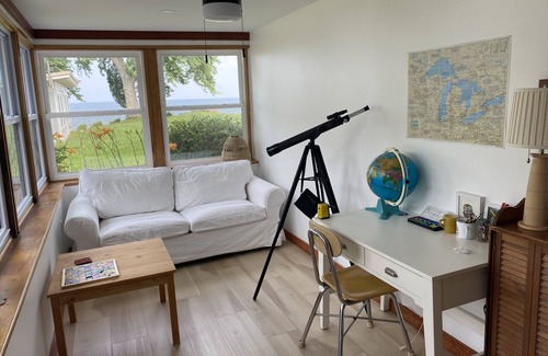 Town of Somerset Cottage | Newly Renovated Lakefront Retreat Home