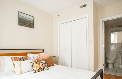 Waterfront Apartment | Newly renovated! Laundry in Building - Keyless entry - Perfect for Business or Medical Tourism
