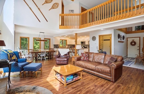 Old Timberline House | Newly renovated mountain home is sure to give you a Peaceful Easy Feeling!