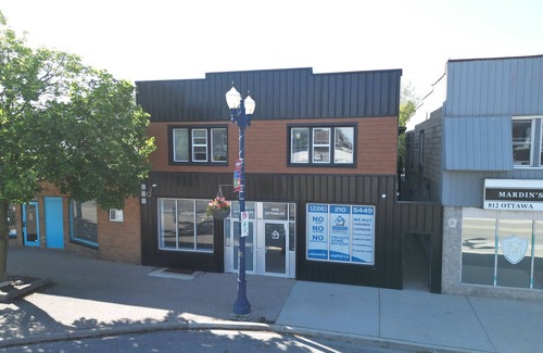 Walkerville Apartment | Newly renovated #MAIN floor bachelor unit