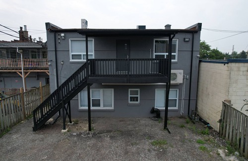 Walkerville Apartment | Newly renovated #MAIN floor bachelor unit