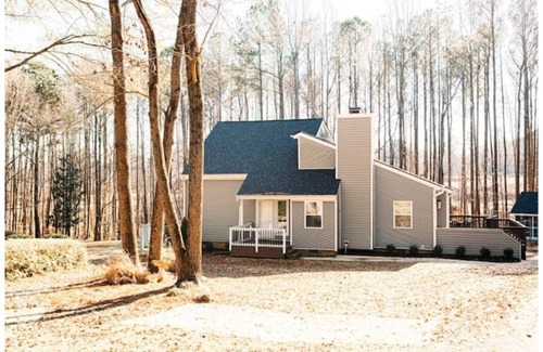 Apex House | Newly renovated modern & spacious home complete with a private pool!