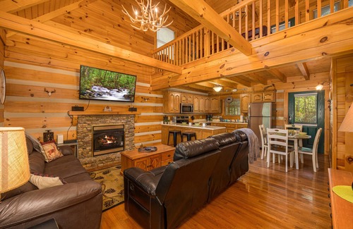 Gatlinburg - Pigeon Forge Cabin | Newly Renovated 💙 | Mountain Views 🌄 | Hot Tub & Three Private Decks! 🐻