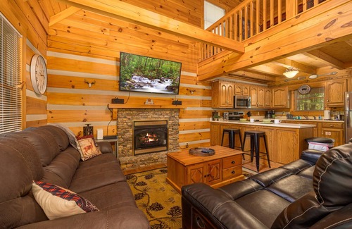 Gatlinburg - Pigeon Forge Cabin | Newly Renovated 💙 | Mountain Views 🌄 | Hot Tub & Three Private Decks! 🐻
