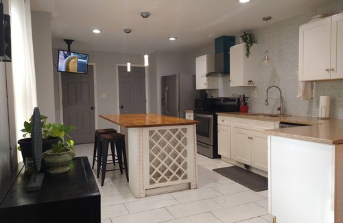 Jefferson Park House | Newly renovated multi-unit City Gingerbread House near Hartfield-Jackson Airport