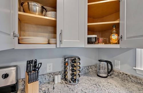 Apex House | Newly Renovated, Steps to Downtown, 2 King Beds