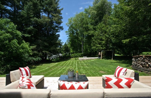 Lenox House | NEWLY RENOVATED THREE BEDROOM HAUS IN LENOX WITH MODERN INTERIOR DESIGN.